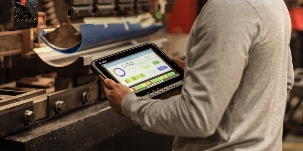 La nouvelle ET60/65 de Zebra : bien plus qu’une simple tablette ! Homme qui se sert de la tablette ET60/65 au sein d'une usine de production