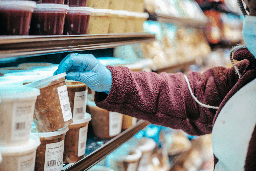 Etiquetage alimentaire : 5 conseils pour assurer sa fiabilité Client face au pot de confiture d'un magasin d'alimentation