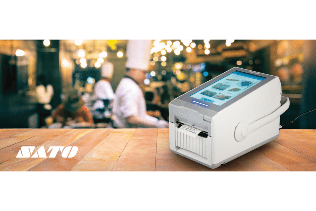 Etiquetage alimentaire : 5 conseils pour assurer sa fiabilité Imprimante intelligente SATO FX3-LX sur une table dans un restaurant