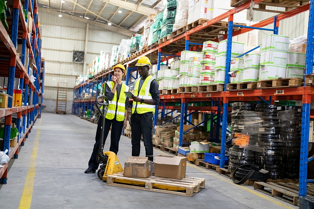 Lean logistics : en quoi cette méthode peut-elle sauver votre organisation logistique en période de fêtes ? Entrepôt Chaîne d’approvisionnement industrielle et entreprises de logistique à l’intérieur. Employés d'entrepôt vérifiant l'inventaire. Produits sur les étagères de stockage des stocks.
Travailleur faisant l'inventaire dans l'entrepôt.